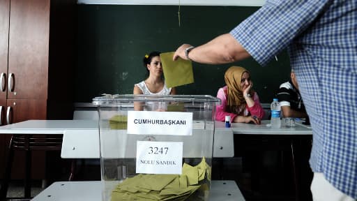 Les Turcs ont commencé à voter dimanche pour élire pour la première fois leur président au suffrage universel direct.