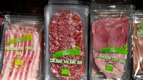 Des charcuteries bio en rayon dans un supermarché à Saintes le 23 octobre 2018.