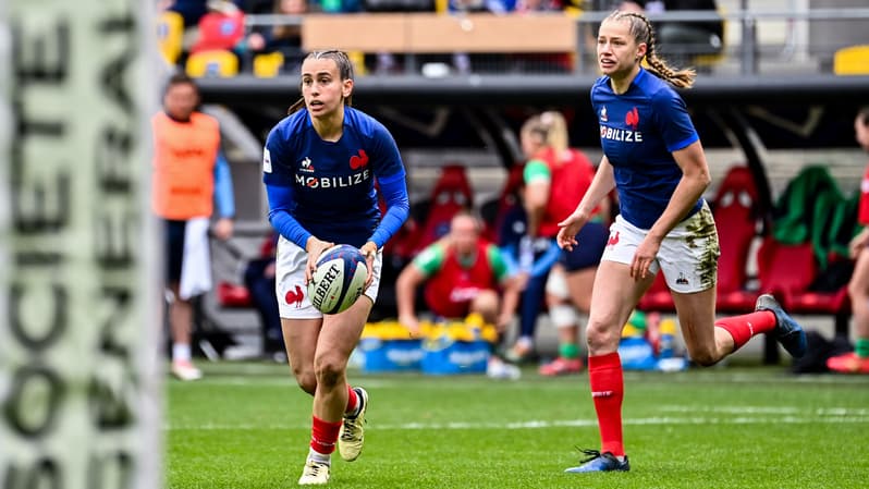 Lina Queyroi et Emilie Boulard avec le XV de France féminin en mars 2024