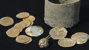 Des fouilles ont permis d'exhumer un petit pot de bronze renfermant 24 pièces d'or et une boucle d'oreilles.