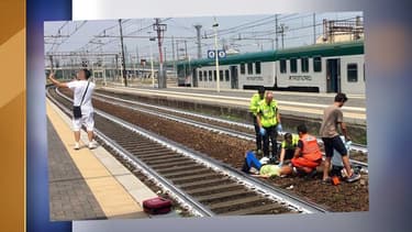 Il prend un selfie avec en fond une femme victime d'un accident, en gare de Plaisance, dans le nord de l'Italie.