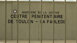 Le centre pénitentiaire de Toulon-La Farlède, ici son mur d'enceinte en avril 2004, a été la cible de tirs à l'arme lourde (ILLUSTRATION)