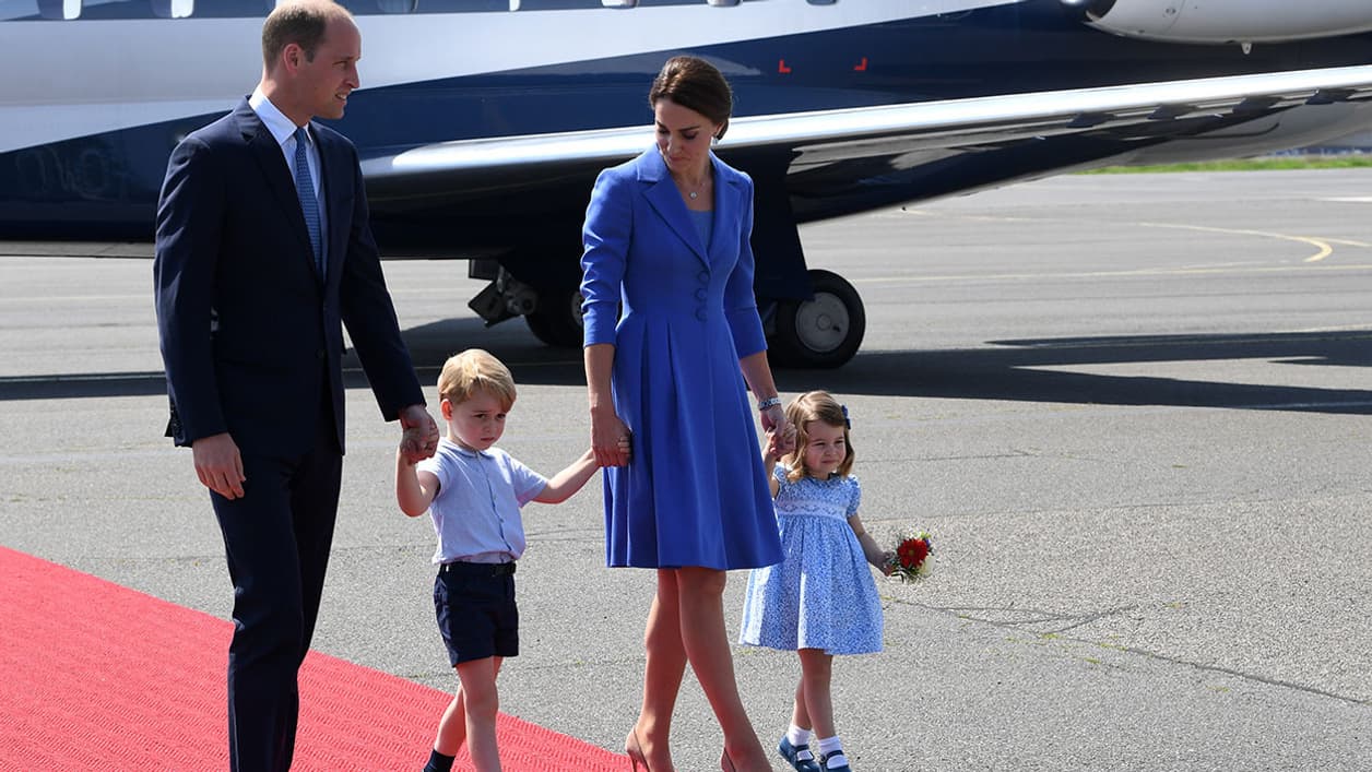 Le prince William, Kate et leurs enfants George et Charlotte lors de leur arrivée en Allemagne le 19 juillet 2017 Le prince William, Kate et leurs enfants George et Charlotte lors de leur arrivée en Allemagne le 19 juillet 2017