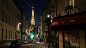 Une rue de Paris de nuit le 24 mars 2020