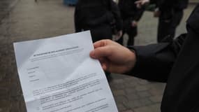 Une attestation pour circuler est présentée à Tours, le 17 mars 2020 lors du premier confinement (PHOTO D'ILLUSTRATION)