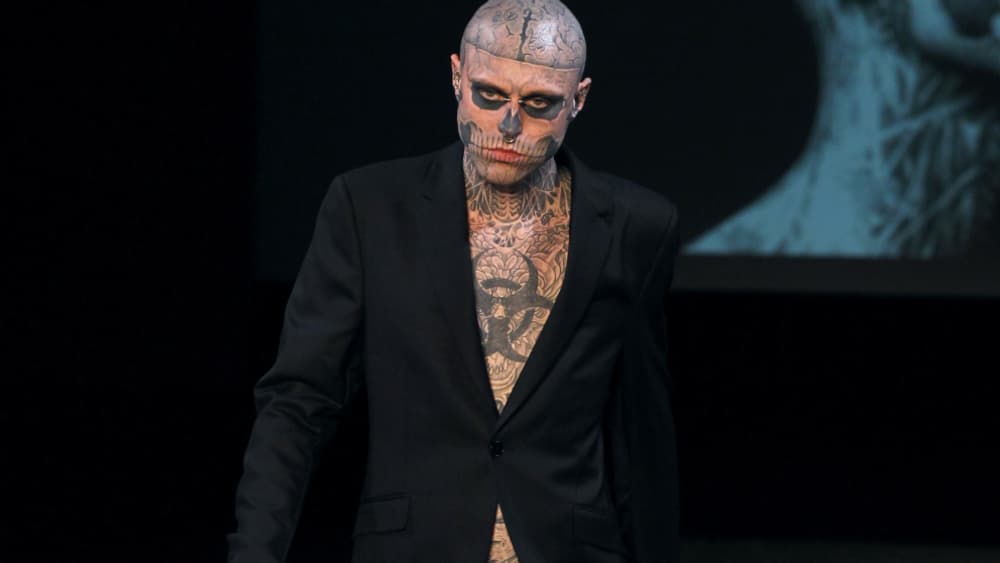 Rick Genest, aka Zombie Boy, lors de la Fashion Week de Paris en janvier 2011 Rick Genest, aka Zombie Boy, lors de la Fashion Week de Paris en janvier 2011