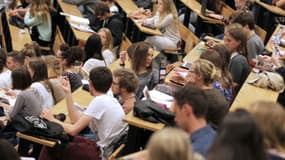 Des étudiants en sciences assistent à une réunion lors de leur première journée de cours après la pause estivale, à l'université de Caen, le 14 septembre 2015 (photo d'illustration) - harly Triballeau - AFP