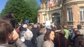 Manifestants devant la mairie de Yerres, samedi 29 avril.