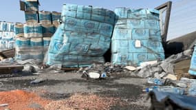 Farine, pois-chiche, conserves de tomates... Des tonnes de colis alimentaires à l'abandon à Gaza le 27 juillet 2025.