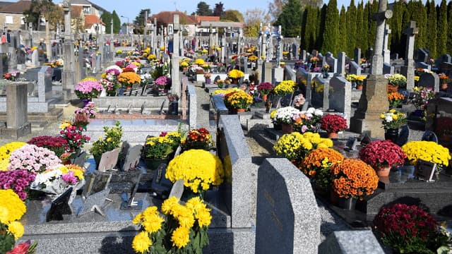 Des tombes au cimetière de Dingé.