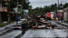 Des débris de barricades dans une rue de Sainte-Rose, le 30 novembre 2021 en Guadeloupe