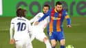 Messi face à Modric et Nacho lors d'un Real-Barça, à Madrid le 10 avril 2021