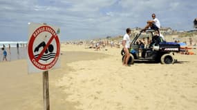 Un panneau avertissant de la présence de courants à proximité des sauveteurs, sur la plage de Lacanau (Gironde), le 2 août 2012