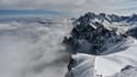La Vallée blanche dans le massif du Mont-Blanc, vue depuis le sommet de l'Aiguille du Midi à Chamonix, le 16 mai 2020