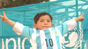 Le "petit Messi" afghan a reçu deux maillots dédicacés de son idole