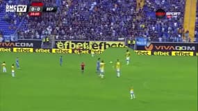 Il boit une bière en plein match (et marque)