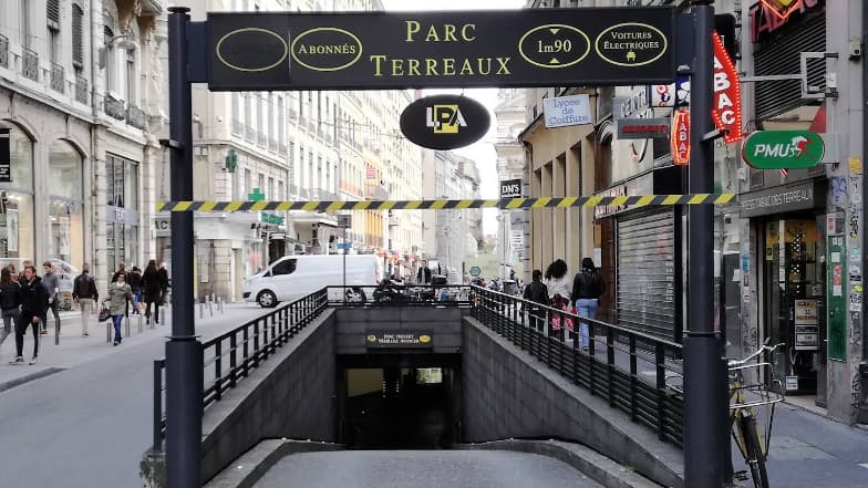 Le parking des Terreaux, situé sur la presqu’île à Lyon, dans le 1er arrondissement
