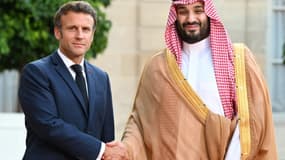 Le président français Emmanuel Macron accueille le prince héritier saoudien Mohammed ben Salmane à l'Elysée, le 28 juillet 2022 à Paris