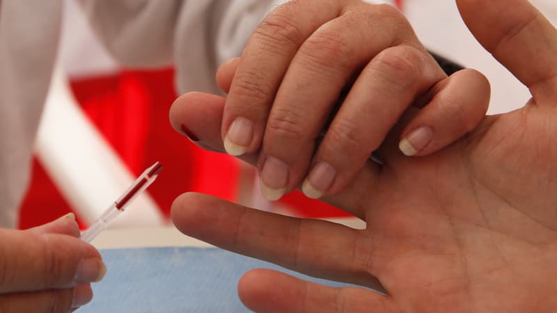 Un homme subit un test VIH lors de l'opération "Test In The City", un test VIH gratuit à Monaco, le 25 novembre 2015.