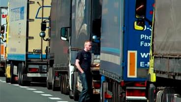 Le ministère de l'Ecologie annonce que la taxe écologique sur les poids lourds s'appliquera en France à partir de 2012, décevant les défenseurs de l'environnement qui souhaitaient une mise en oeuvre plus rapide. /Photo d'archives/REUTERS