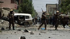 Les services de sécurité afghans arrivent sur les lieux de l'attaque à la bombe ayant visé les forces de l'Otan à Kaboul, le 7 juillet 2015.