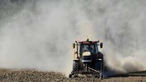Un agriculteur laboure un champ à Vensat, dans le Puy-de-Dôme, le 3 août 2022