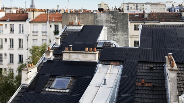 Couplée à une rénovation thermique et à une gestion intelligente des consommations, 90 mètres carrés de panneaux photovoltaïques ont été installés sur le toit d'une copropriété privée au cœur de Paris.