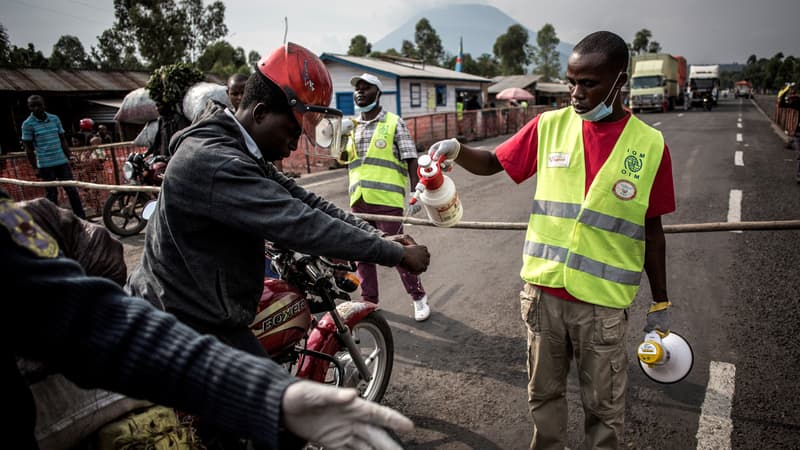 Un chauffeur de taxi-moto lave ses mains à un point sanitaire à Goma, en République démocratique de Congo, le 16 juillet 2019.