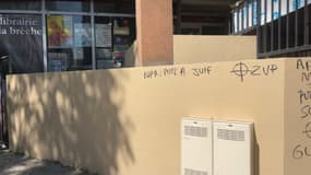 Les tags antisémites et sexistes ont été découverts sur le mur de la librairie du 12e arrondissement.