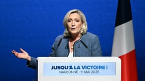 Marine Le Pen, présidente du groupe parlementaire du Rassemblement national (RN), parti d'extrême droite français, prononce un discours lors du meeting du 1er mai du Rassemblement national (RN), parti d'extrême droite français, à Narbonne, dans le sud de la France, le 1er mai 2025.
