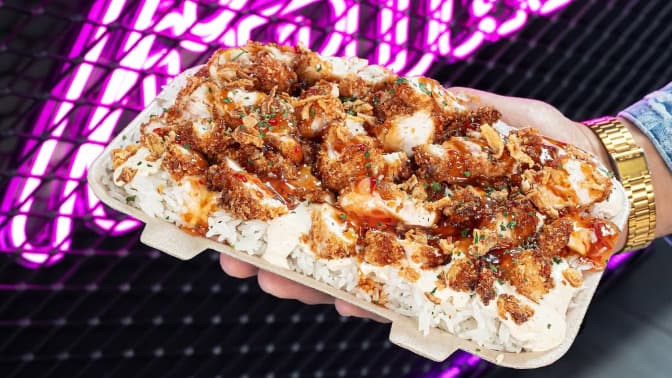 Le Crousty consiste en une barquette remplie à ras bord de riz et de poulet pané, agrémentés d'une bonne dose de sauce.