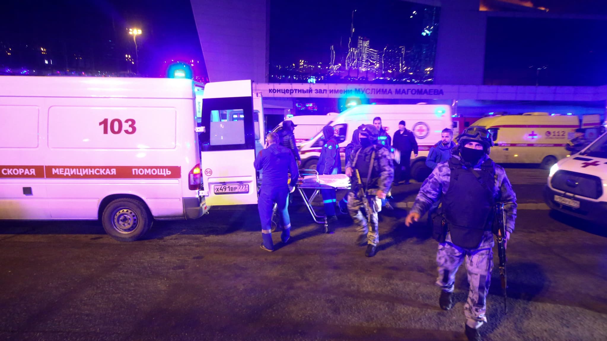 Les services de secours sur place, hier soir, après l'attaque ayant fait au moins 60 morts en banlieue de Moscou. Les services de secours sur place, hier soir, après l'attaque ayant fait au moins 60 morts en banlieue de Moscou.