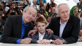 Les réalisateurs Luc (à gauche) et Jean-Pierre Dardenne entourent Thomas Doret, épatant dans "Le Gamin au vélo", où les frères déjà deux fois sacrés à Cannes portent à nouveau un regard aigu sur l'enfance à travers cette histoire de famille contée au gré