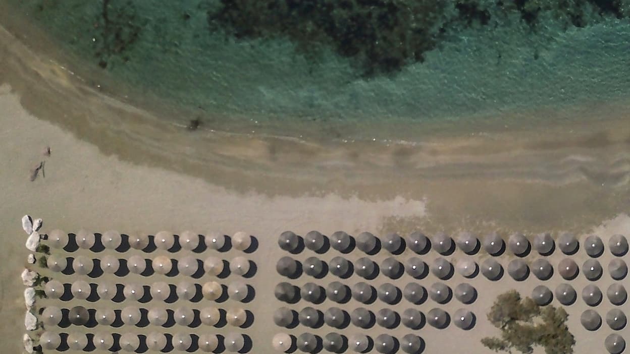 Covid19 la Grèce autorise la réouverture des plages privées, mais