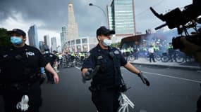 Des policiers font face aux manifestants le 29 mailors d'un rassemblement contre les violences policières à Brooklyn