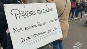 Des enfants sourds et parents d'élèves de l'école Condorcet ont manifesté ce mardi pour dénoncer le manque d'enseignant. 