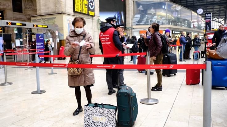 ANDREAS SOLARO / AFP - Des passagers dans la gare de Milan le 25 février dernier.