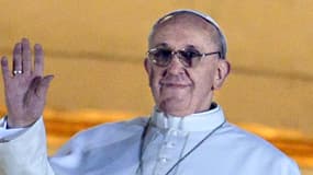 Le pape François, apparaissant à la fenêtre de la Basilique St-Pierre, le 13 mars 2013.