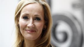 La romancière britannique J. K. Rowling travaille à la réalisation d'une encyclopédie dédiée à son jeune héros Harry Potter. /Photo prise le 23 juin 2011/REUTERS/Suzanne Plunkett