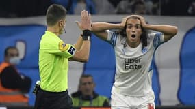 Le défenseur de Marseille Matteo Gendouzi réagit à une décision de l'arbitre Benoit Bastien pendant le match de L1 OM-PSG, le 24 octobre au Vélodrome