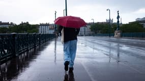 Un homme sous un parapluie à Lyon, le samedi 3 mai 2025
