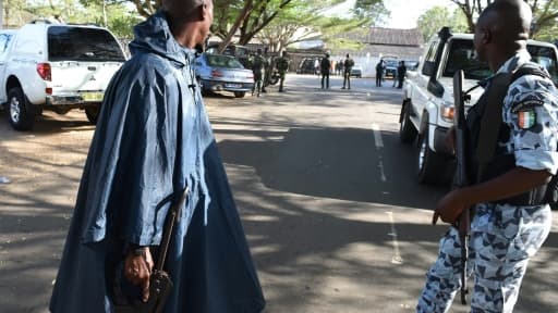 Les forces de sécurité ivoiriennes à la station balnéaire de Grand-Bassam, le 13 mars 2016