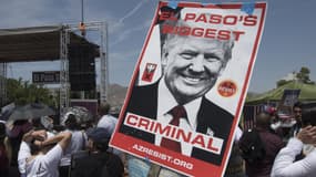 "Le plus grand criminel d'El Paso", indique la pancarte d'un manifestant