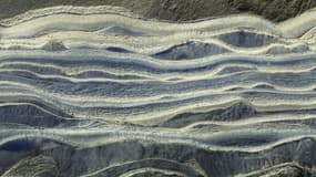 Image recomposée des couches de glace et de sable détectées par l'appareil HiRISE à bord du Mars Reconnaissance Orbiter de la NASA. 