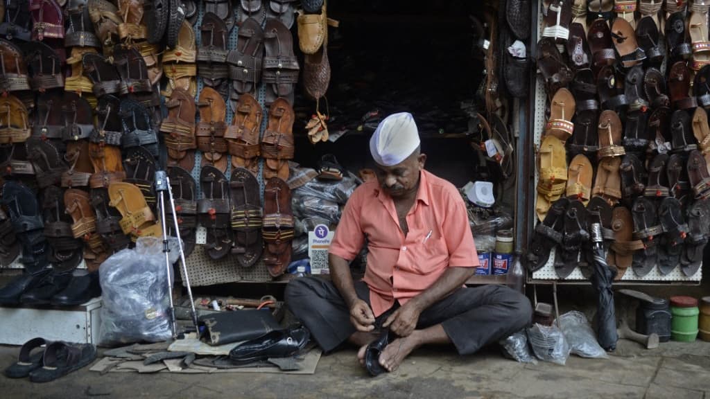 Des sandales Kolhapuri, à Mumbai, en Inde,  2025.