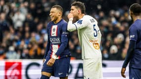 Kylian Mbappé avec Leonardo Balerdi lors d'OM-PSG en février 2023