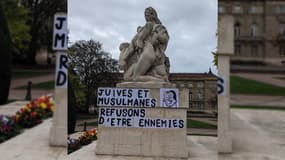A Strasbourg, des collages prônant l'amitié entre juives et musulmanes ont été collés sur la place de l'Université et place de la République.