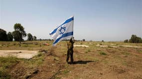 Soldat israélien sur le plateau du Golan. Israël s'est efforcé lundi de convaincre le président Bachar al Assad que sa volonté n'était pas d'affaiblir son régime face à l'insurrection rebelle, malgré la double attaque de l'aviation israélienne ce week-end