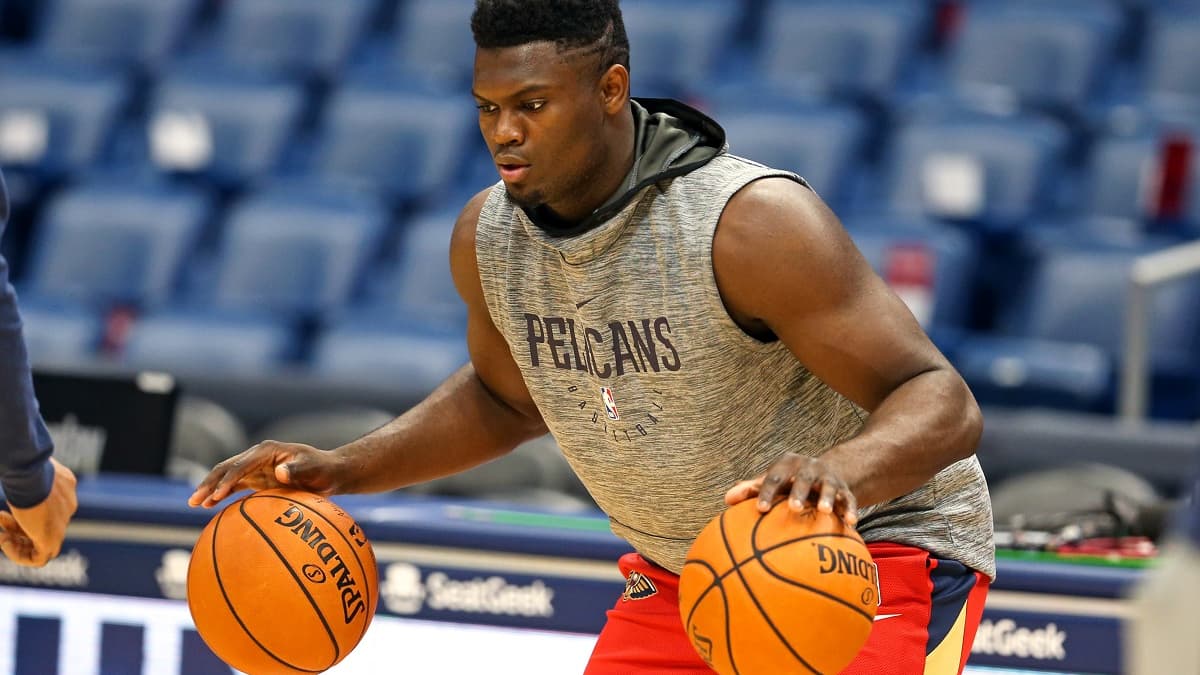 Zion Williamson travaille son dribble lors d'un échauffement
