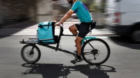 Un coursier à vélo exerçant pour la plateforme de livraison de repas Deliveroo. (image d'illustration)